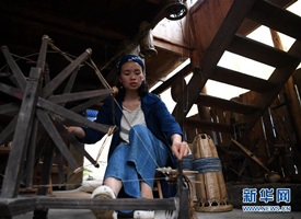 侗族大学生夫妻回村创业卖土布